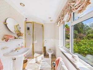 Ensuite- click for photo gallery